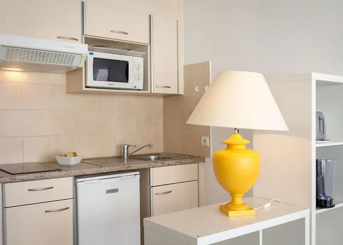 Proche Et Commerces Avec Clim, Wi-fi Et Balcon - Fr-1-466a-30 *