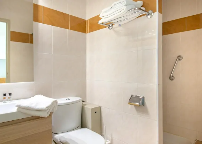 Proche Et Commerces Avec Clim, Wi-fi Et Balcon - Fr-1-466a-30 Apartment *